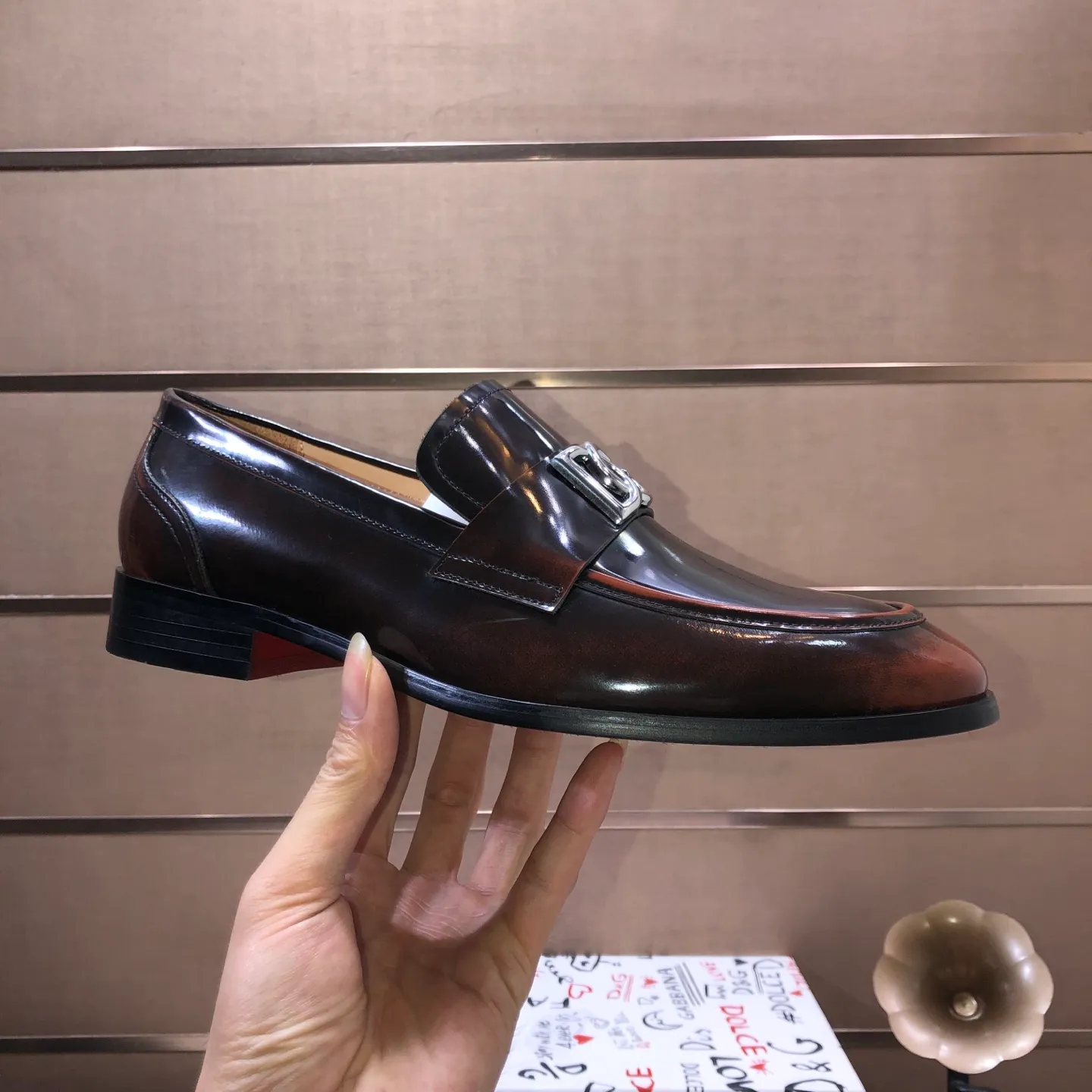 Ex-factory price 500💰DG top quality🔍🔍men's new leather shoes🚹Sold simultaneously at counters⚠Shoe uppers are imported cowhide from Italy, fully imported cowhide lining, imported accessories💪💪, completely 1⃣️ to 1⃣️replica🇮🇹 💪💪, ⚠Sole: The original sole is specially provided by the original factory, the exclusive movable molded sole is super comfortable, ⚠The original factory follows the order, 🔍🔍high quality, you can enter and exit the counter at will, welcome to compare ⚠Number of sizes: 38-44 (45 customized)